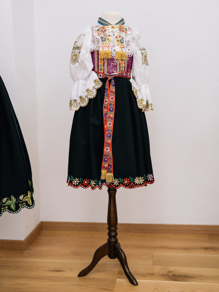 dievčenský kroj