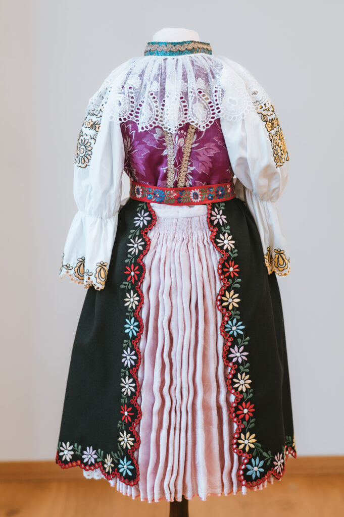 dievčenský kroj