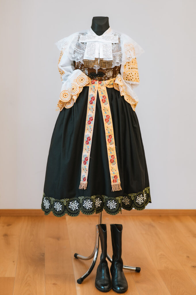 ženský trnavský kroj