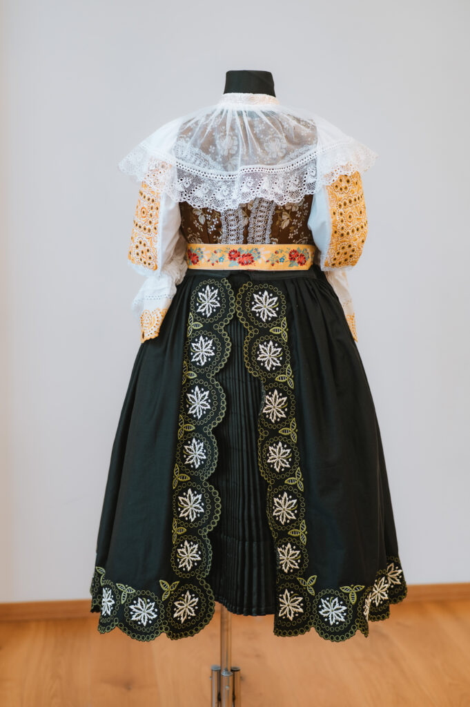 ženský trnavský kroj