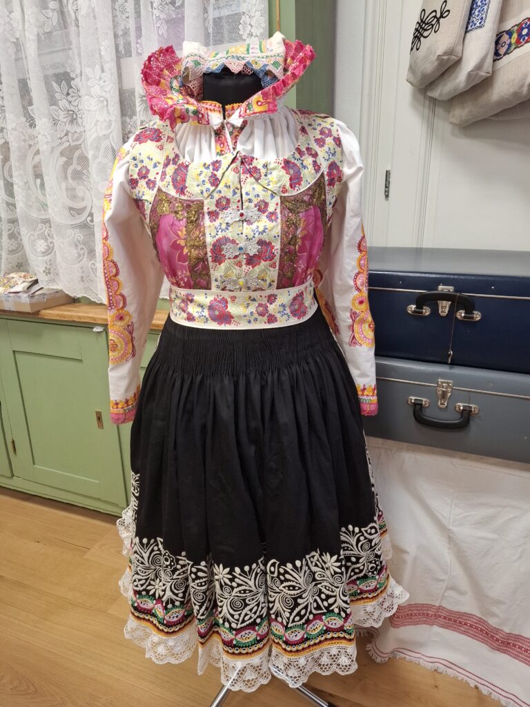 piešťanský ženský kroj