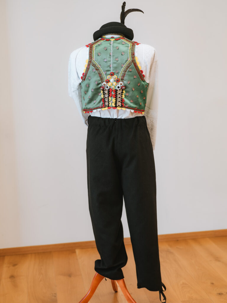mužský trnavský kroj